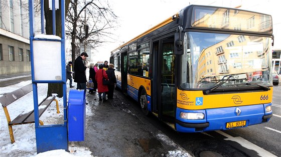 Na bezbariérovou se zmní také zastávka U divadla.