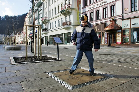 Malý Dmitrij si hraje se zvonkohrou na rekonstruované Staré Louce ped penzionem Zlatá koruna. 