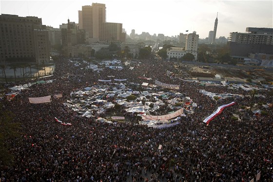 Na námstí Tahrír se sely desetitisíce lidí (8. února 2011)