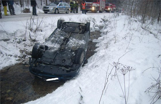 Auto zstalo po nehod nedaleko Louné nad Desnou na umpersku pevrácené v ece.