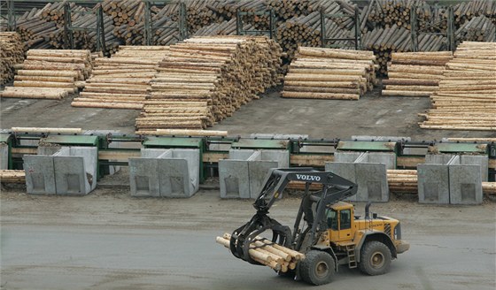 Pila ve Ptení v posledních letech stále zvyuje výrobu, okolní vesnice ale kvli tomu trápí prjezd desítek tkých kamion denn.