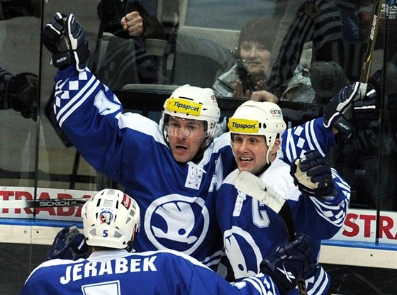 Hokejisté Plzn v retrodresech. Zleva Jakub Jeábek, Tomá Vlasák a Martin Straka.