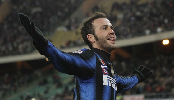 Giampaolo Pazzini z Interu Milán slaví gól.