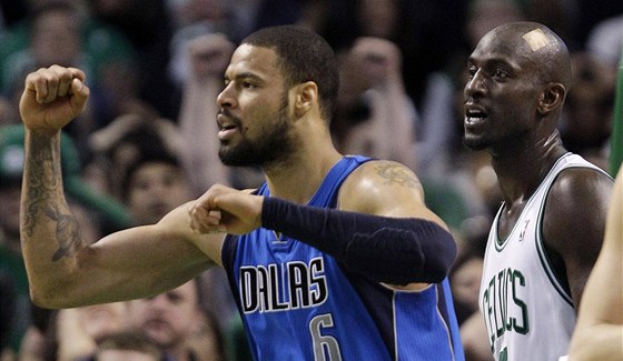 Tyson Chandler (vlevo) z Dallasu slaví, Kevin Garnett z Bostonu ne.