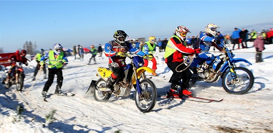 Motoskijöring - ilustraní foto.