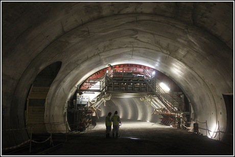 Tunel Blanka - v pozad je vidt pojzdn bednn pro beton sekundrn...