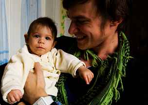 Vojta Dyk s malou Klaudi pi aukci charitativnch fotek pro kojeneck stav v Kri. (4.2.2011)