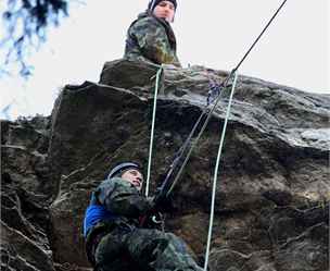 astnci 17. ronku mezinrodnho extrmnho zvodu tlennch vojenskch hldek Winter Survival 2011.