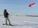 A takhle njak má snowkiting vypadat - vítr fouká, drak letí a táhne vás, kam chcete