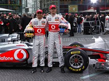 Lewis Hamilton (vlevo) a Jenson Button pi pedstavovn monopostu McLaren pro sezonu 2011