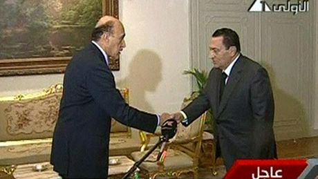 Egyptský prezident Husní Mubarak (vpravo) jmenuje viceprezidenta Umara Sulajmána. Zábry egyptské státní televize (29. ledna 2011)