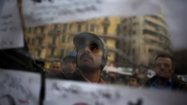 Egypan si prohlíí portréty zabitých demonstrant na káhirském námstí Tahrír (9. února 2011)