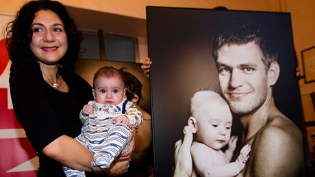 Martha Issov s malm Radimem v kojeneckm stavu v Kri pi aukci charitativnch fotografi. (4.2. 2011) 