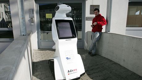 Trojice absolvent brnnského VUT vyvinula prvního reklamního robota. Jmenuje se Advee, umí se sám pohybovat a rozpozná lidskou tvá (na snímku Stanislav Vchet)
