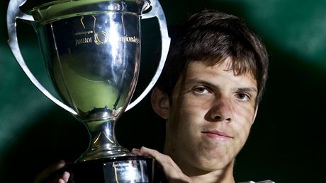 Jií Veselý s pohárem pro vítze juniorky na Australian Open 2011