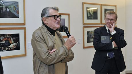 Vojtch Jasný hovoí, vpravo editel Moravské galerie Brno Marek Pokorný; zahájení autorovy výstavy fotografií v Brn, íjen 2010
