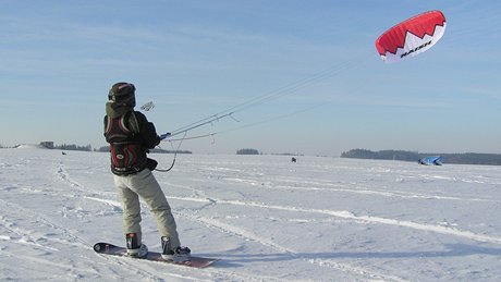 A takhle njak má snowkiting vypadat - vítr fouká, drak letí a táhne vás, kam chcete