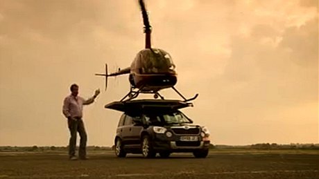 Helikoptéra váí 600 kg, pistávací ploina dalích 100 kg navíc. Fotografie je poízena z videozáznamu.