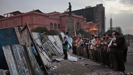Protivládní demonstranti se modlí u barikády, která je má chránit od útok...