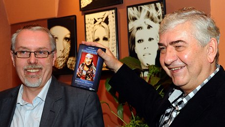 Herec Miroslav Donutil spolu s ředitelem Národního divadla Ondřejem Černým (vlevo) pokřtil DVD se záznamem Goldoniho inscenace Sluha dvou pánů (Praha, 3. února 2011) Herec Miroslav Donutil spolu s ředitelem Národního divadla Ondřejem Černým (vlevo) pokřtil DVD se záznamem Goldoniho inscenace Sluha dvou pánů (Praha, 3. února 2011)