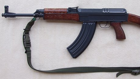 Samopal vz.58 (útočná puška) v provedení s pevnou pažbou, běžná zbraň vojáků ČSLA i armády ČR Samopal vz.58 (útočná puška) v provedení s pevnou pažbou, běžná zbraň vojáků ČSLA i armády ČR