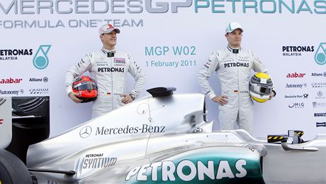Nico Rosberg (vpravo) a Michael Schumacher (vlevo)pedstavení nové formule Mercedes.
