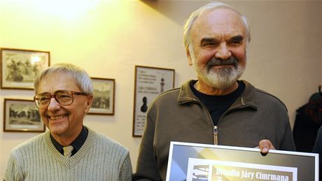 Miloň Čepelka a Zdeněk Svěrák převzali platinovou desku za prodej 110 tisíc prodaných nosičů se hrou České nebe Miloň Čepelka a Zdeněk Svěrák převzali platinovou desku za prodej 110 tisíc prodaných nosičů se hrou České nebe