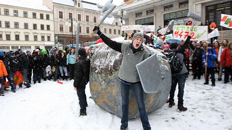 áci jabloneckého gymnázia U Balvanu protestují proti ruení své koly.