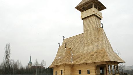 U pravoslavného kostela sv. Valentina v Most se staví i klátr. (4.2.2011)