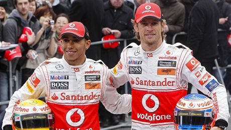 Lewis Hamilton (vlevo) a Jenson Button pi pedstavování monopostu McLaren pro sezonu 2011