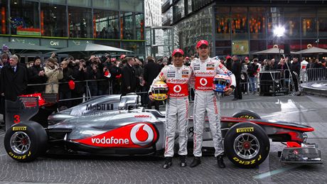 Lewis Hamilton (vlevo) a Jenson Button pi pedstavování monopostu McLaren pro sezonu 2011