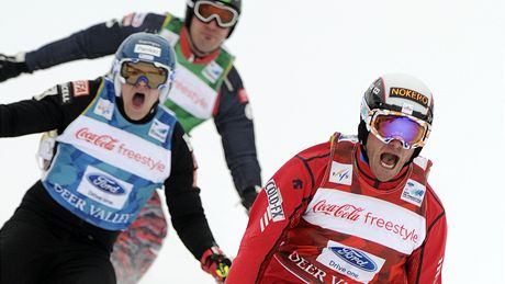 Medailisté ze skikrosu na MS v Deer Valley: zlatý Christopher Delbosco, za ním Jouni Pellinen a Andreas Matt. Medailisté ze skikrosu na MS v Deer Valley: zlatý Christopher Delbosco, za ním Jouni Pellinen a Andreas Matt.
