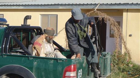 Útok afghánské armády na leny hnutí Tálibánu si vyádal desítky civilních obtí. 