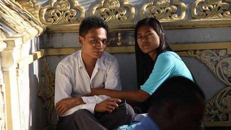 Mladí Barmánci odpoívají ve stínu posvátné pagody vedagon 