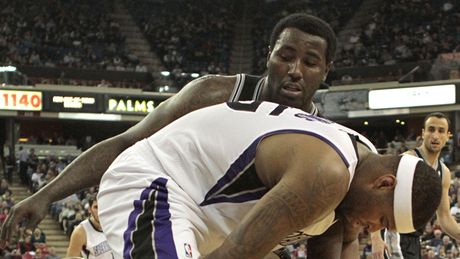 KDE JE TEN... ? DeMarcus Cousins (v bílém) ze Sacramenta a DeJuan Blair ze San Antonia bojují o míč. KDE JE TEN... ? DeMarcus Cousins (v bílém) ze Sacramenta a DeJuan Blair ze San Antonia bojují o míč.