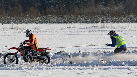 Motoskijöring - ilustraní foto.