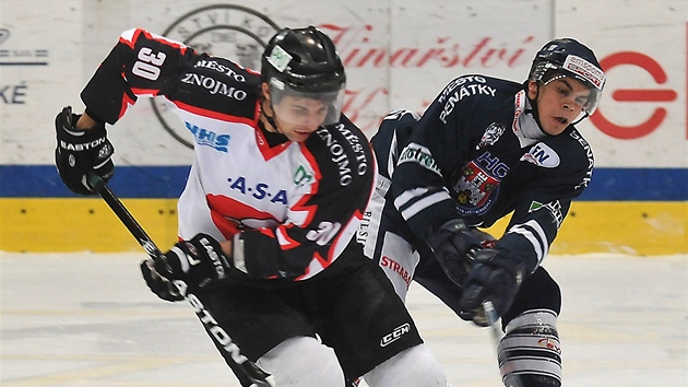 Jiří Beroun (vlevo) ze Znojma v duelu s Benátkami. Jiří Beroun (vlevo) ze Znojma v duelu s Benátkami.
