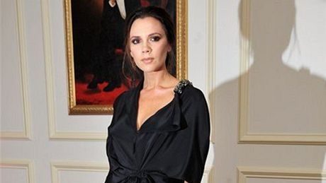 Victoria Beckhamová na pedávání britských módních cen v atech z vlastní kolekce