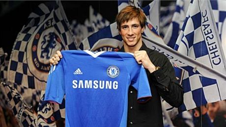 VYTOUENÝ DRES. Fernando Torres po pestupu do Chelsea záí tstím.