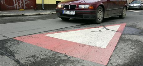 V Praze 13 zmizí z ady míst píkaz dej pednost v jízd. Platit bude pednost zprava. Ilustraní foto
