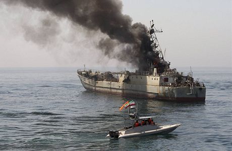 Íránské vojenské lod bhem manévr Velký prorok v Hormuzském prlivu (26. dubna 2010).