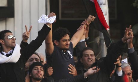 Vaíl Gháním hovoí k davu na káhirském námstí Tahrír (8. února 2011)