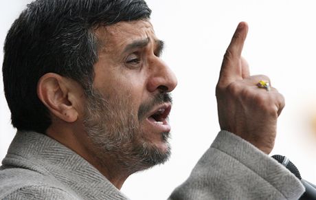 Íránský prezident Mahmúd Ahmadíneád ení na oslavách islámské revoluce (11. února 2011)