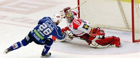 Plzeský Tomá Vlasák promuje rozhodující nájezd rozstelu po utkání eské Budjovice - Plze