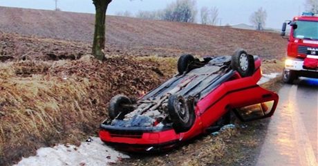 V 6:56 havarovalo auto u obce Hodice na Jihlavsku. Nehoda si vyádala tyi zranní. (11. únor 2011)