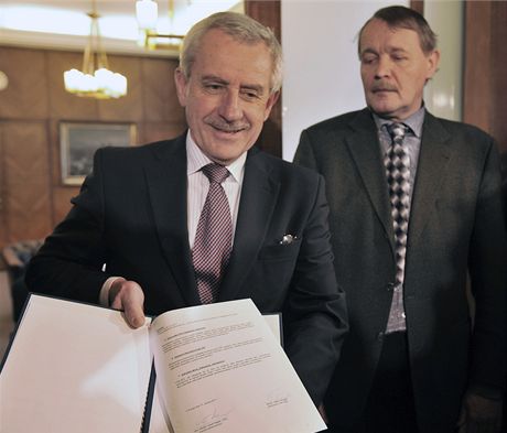Ministr Leo Heger a pedseda Lékaského odborového klubu Martin Engel podepsali memorandum, které zaehnává odchod tisíc nemocniních léka. (17. února 2011)