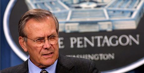 Donald Rumsfeld na archivním snímku