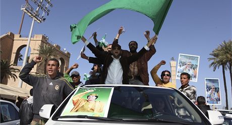 Manifestace Kaddáfího píznivc v Tripolisu (17. února 2011)