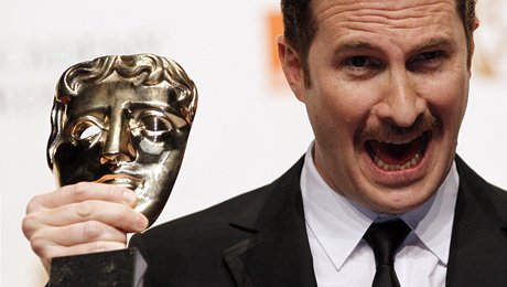 BAFTA 2011 - vkik reisra Darrena Aronofskho s cenou pro Natalii Portmanovou ve filmu ern labu (Londn, 13. nora 2011)