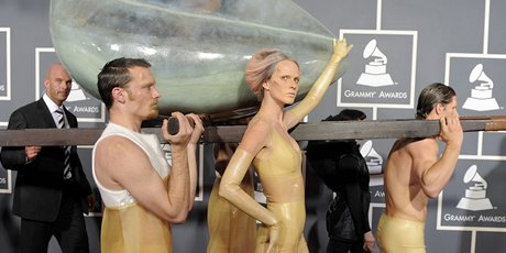 Grammy za rok 2010 - pjezd Lady Gaga na erven koberec (Los Angeles, 13. nora 2011)